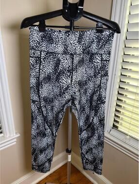 Zyia Active Black White Animal Print Capri Leggings Pockets Size 14-16